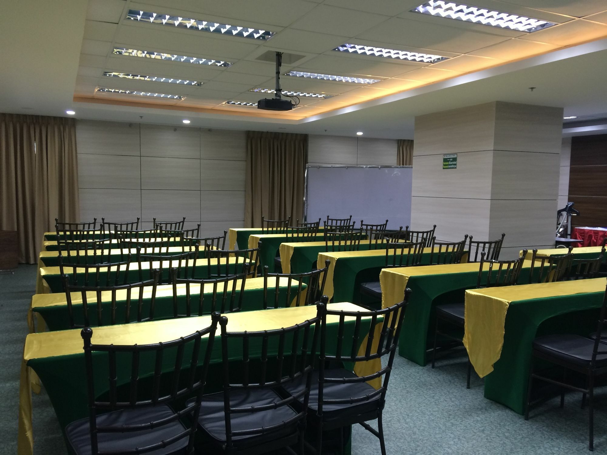 Eurotel Vivaldi Araneta Quezon City Εξωτερικό φωτογραφία